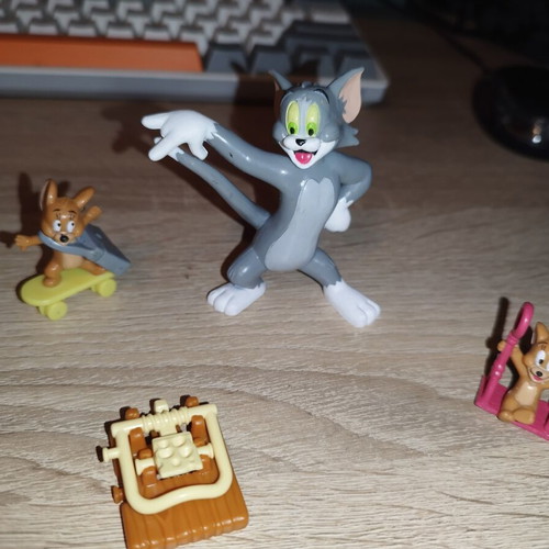 Tom and Jerry figures like new, set with 3 figures and a mousetrap