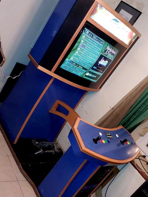 Arcade game like new with 2800 games and 85cm CRT screen