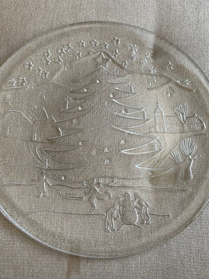 Round Christmas vintage platter like new