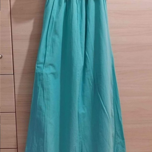 Strapless green dress used with guipure details
