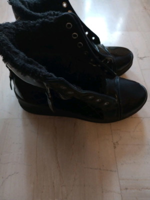 Black boots used with fur lining, size 39