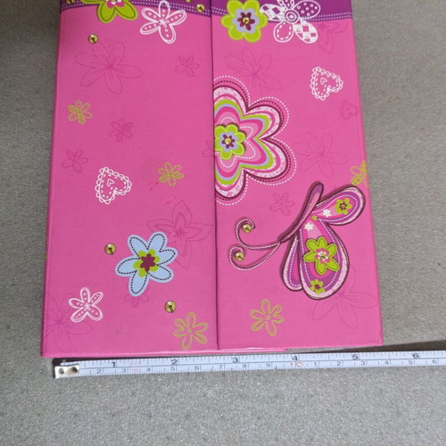 Small box with magnetic clasp used