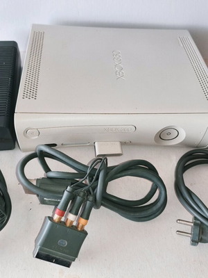 Κονσόλα Xbox 360 μεταχειρισμένη με καλώδια και κόκκινα Q1 & Q3