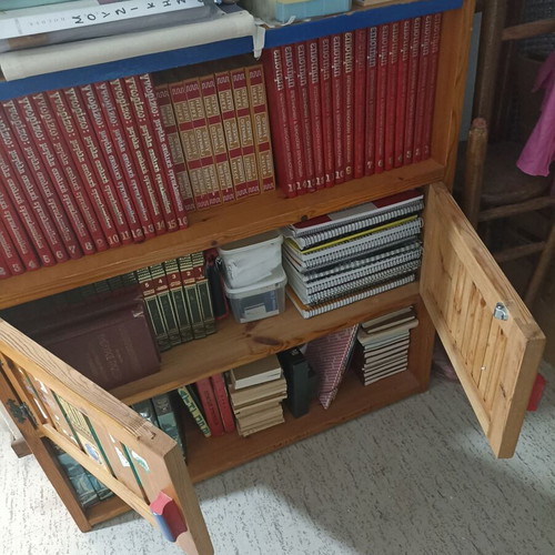 Wooden bookcase large with 4 rows of shelves used