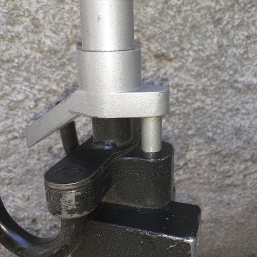 Heavy-duty steering wheel lock bar used
