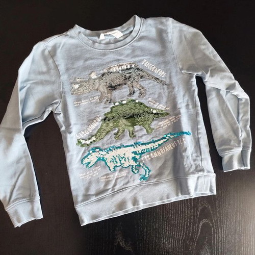 Children's clothes pack 8 years like new, 4 sweatshirts and 2 colorful t-shirts