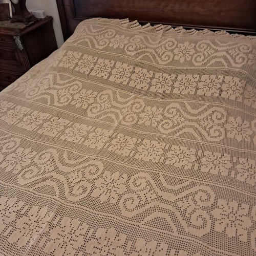Vintage handmade crochet quilt used, beige double size