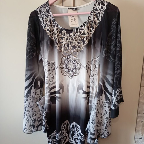 Blouse women's size M new, colorful, light and airy