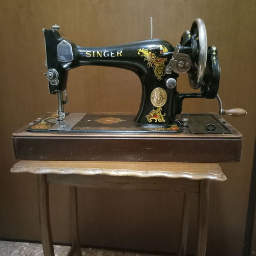Singer 128K sewing machine used with La Vencedora pattern, 1933