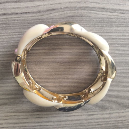 Vintage chunky chain-link clamper bracelet with cream enamel and gold details, like new