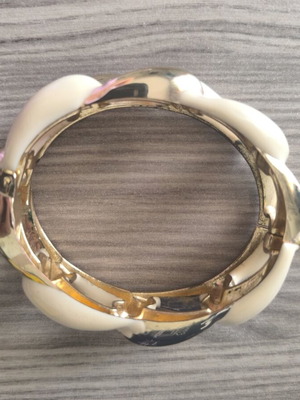 Vintage chunky chain-link clamper bracelet with cream enamel and gold details, like new