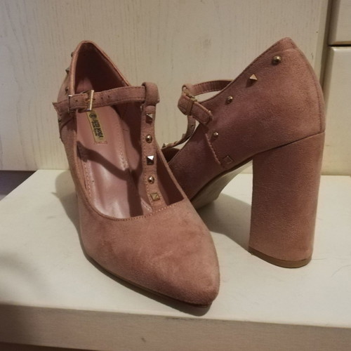 Pink suede pumps size 39 like new with strap and metal details