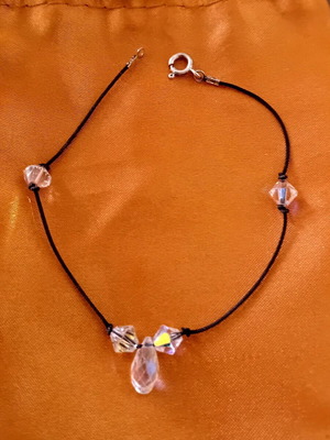 Βραχιόλι με πέτρες Swarovski και ασημένια κουμπώματα .