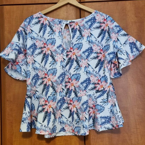 Floral top like new, cool fabric, volants on sleeves and hem, Doretta S