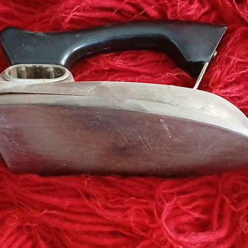 Bee.H. Electric antique iron used, good condition