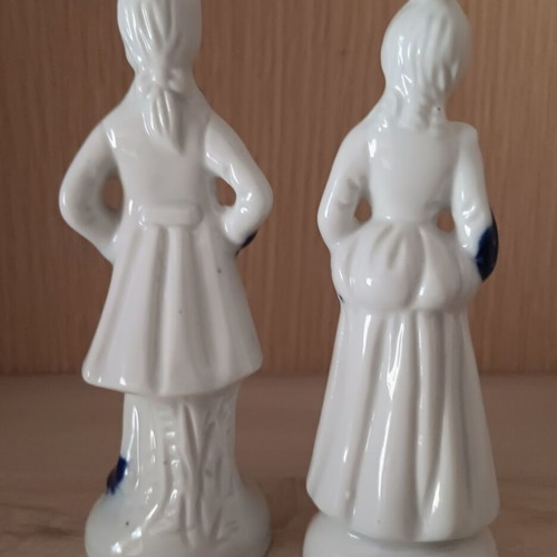 Set of two porcelain Renaissance figures like new