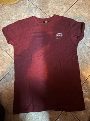 Bershka men's medium t-shirt burgundy like new
