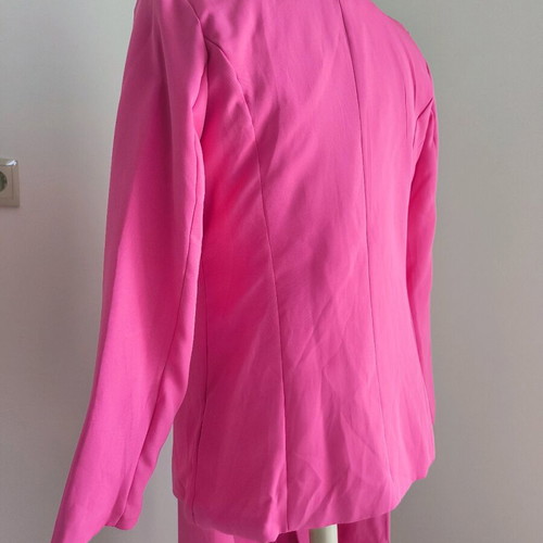 Women's fuchsia suit like new with button fastening