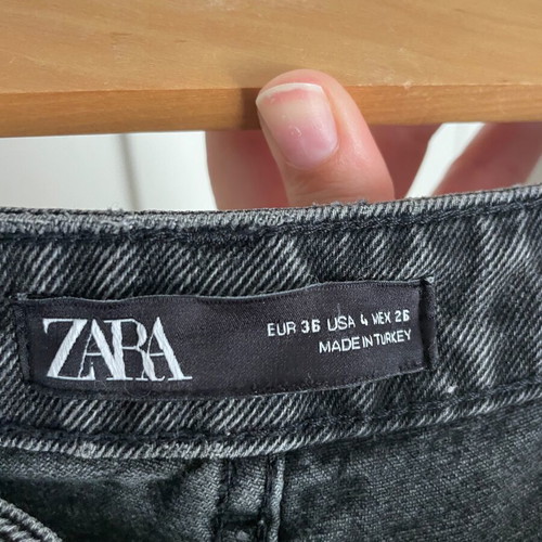 Zara slouchy jeans black size 36 like new