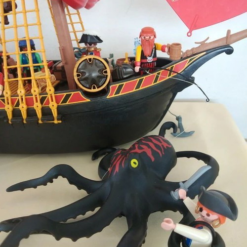 Playmobil Pirate Ship set 4424 with 13 figures and Kraken