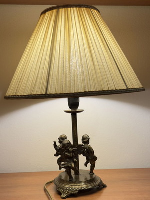Vintage table lamp with 3 cherubs like new