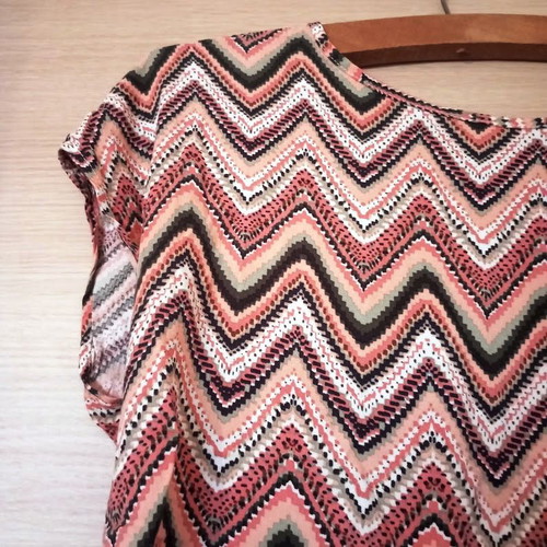 Summer blouse with zig-zag pattern, like new, size M