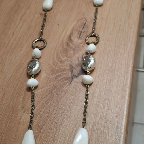 Long necklace like new, white and silver