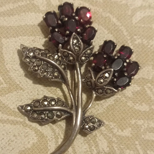 Silver brooch vintage flower with marcasite and deep red Granada stones like new