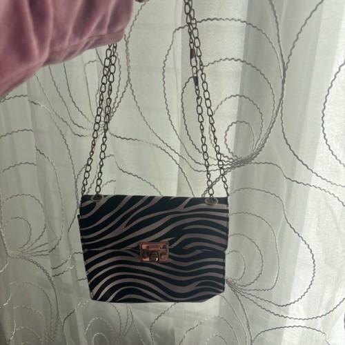 Zebre shoulder bag used with gold chain