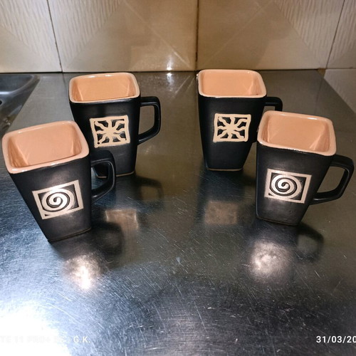 Disaronno liqueur glass set of 4 like new, ceramic with geometric design