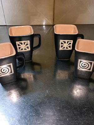 Disaronno liqueur glass set of 4 like new, ceramic with geometric design