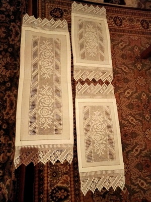 Handmade table runner set with 2 napkins with crochet and lace, new