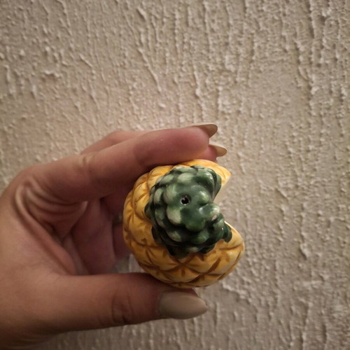 Pineapple-shaped salt and pepper shaker used, collectible piece