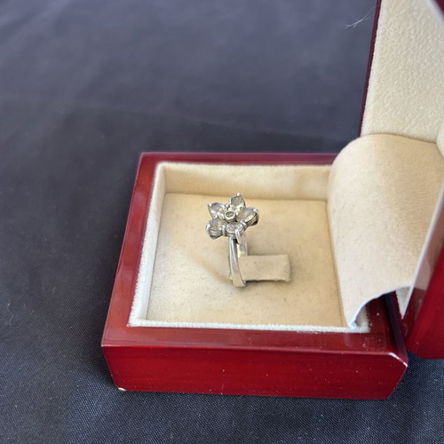 Silver 925 ring used with white flower-shaped stones