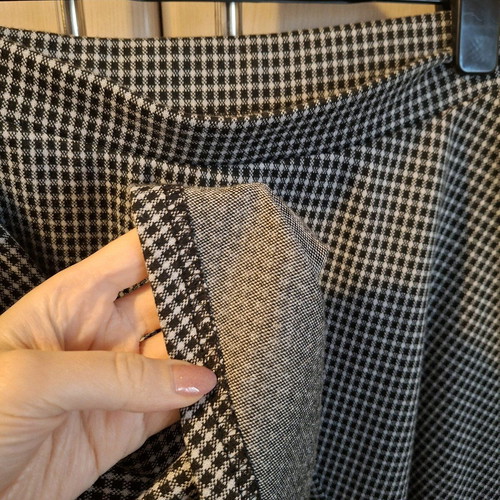 Only skirt black and white above the knee like new, elastic waist, size S