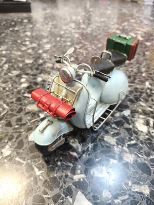 Metal vintage Vespa decorative model, like new, 27x18cm