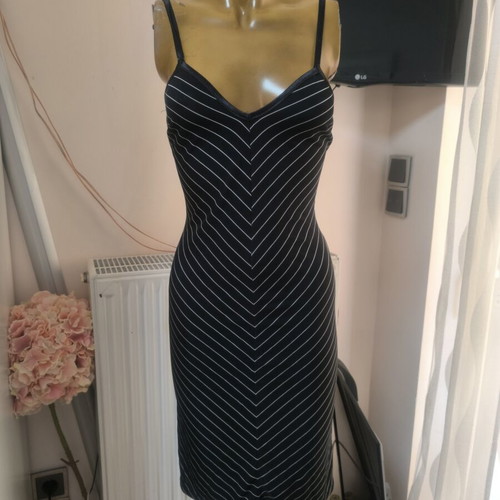 Fitted striped dress with open back, like new, black and white