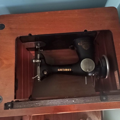 Pavlin Antique Sewing Machine Made in USSR like new