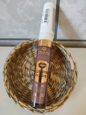 Plumping nudes lipgloss essence 02 like new