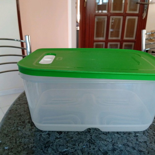 Tupperware container with valve 1gal like new for vegetables or fruits