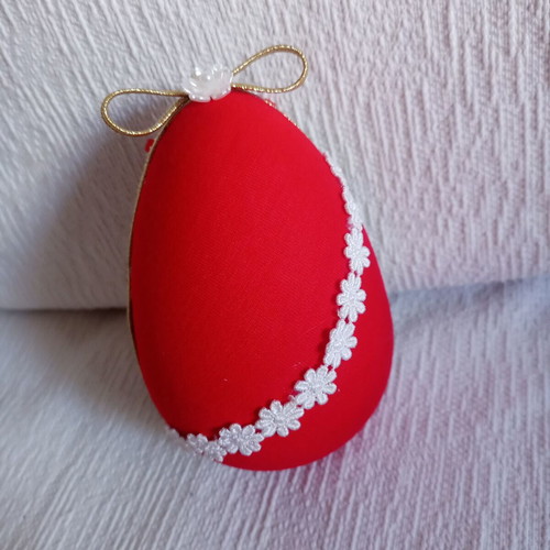 Decorative egg used red and pistachio with daisies