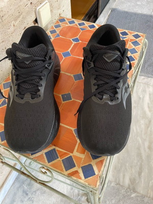 Παπούτσια αθλητικά Saucony μέγεθος 46 μαύρα λίγες φορές φορεμένα
