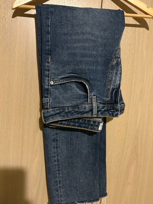 Jean pants Zara size 42 like new, high waist with frayed hems