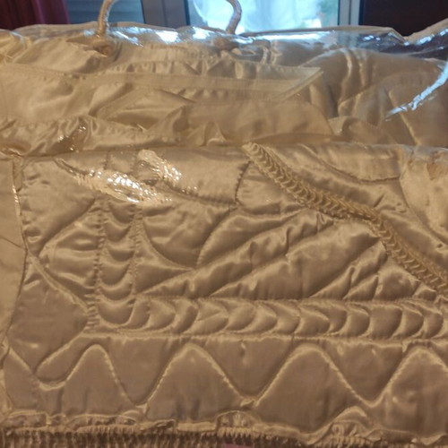 Cotton satin bed cover like new, beige with pillowcases and quilted duvet