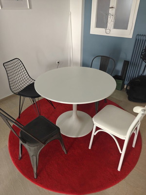 Round dining table with 4 chairs