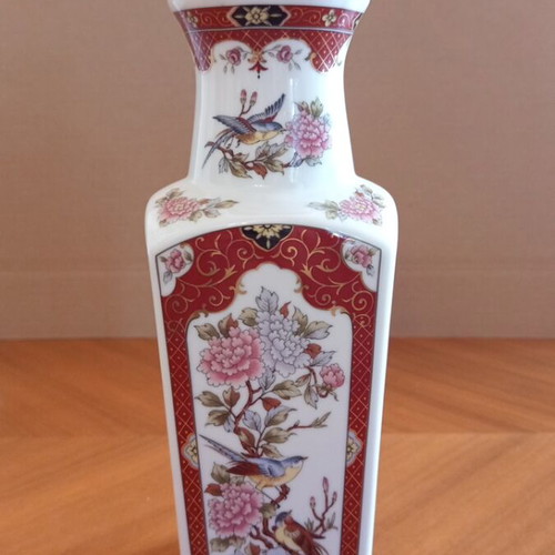 Vintage Japanese porcelain vase with bird and peony decoration, 26.5 cm