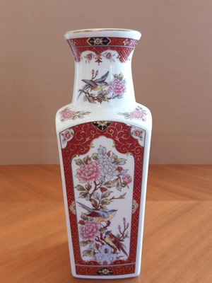 Vintage Japanese porcelain vase with bird and peony decoration, 26.5 cm