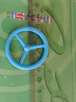 Plastic 3-spoke toy steering wheel with embossed grip