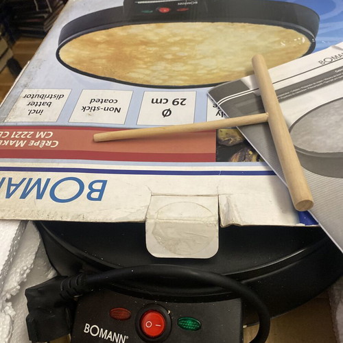 Bomann CM 2221 CB electric crepe maker like new with wooden batter spreader