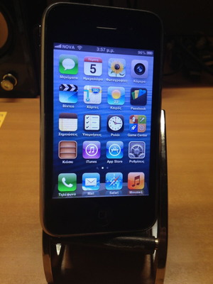 iPhone 3GS 16GB black used with scratches and damage
